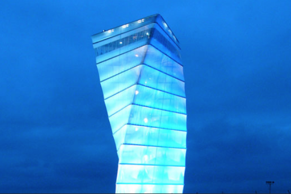 oberer Teil des TK Elevator Testturms bei Nacht, blau beleuchtet