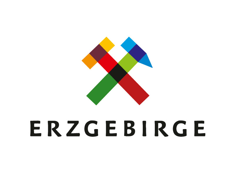 Logo Erzgebirge Wort-Bild-Marke mit Hammer und Schlegel über dem Schriftzug Erzgebirge